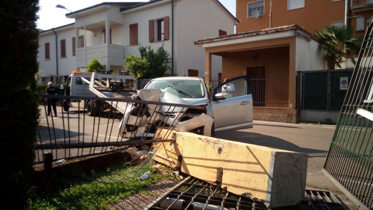 Incidente Fara | Manca la curva e abbatte un pilastro di cemento, ferita una donna FOTO VIDEO