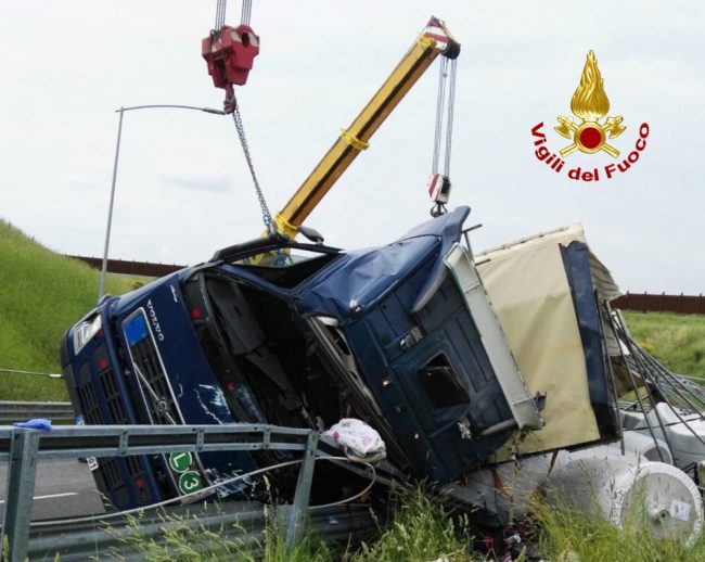 Incidente mortale sul raccordo TEM, muore camionista FOTO