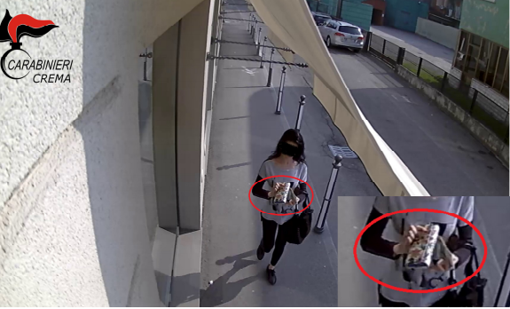 Ruba il portafogli alla parrucchiera, denunciata e bandita dal paese