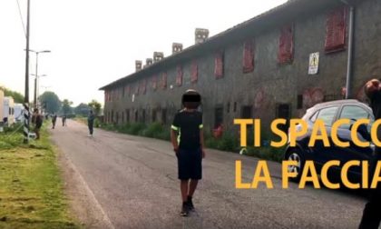 Visita il campo nomadi tra Cusago e Milano: minacce e spintoni VIDEO