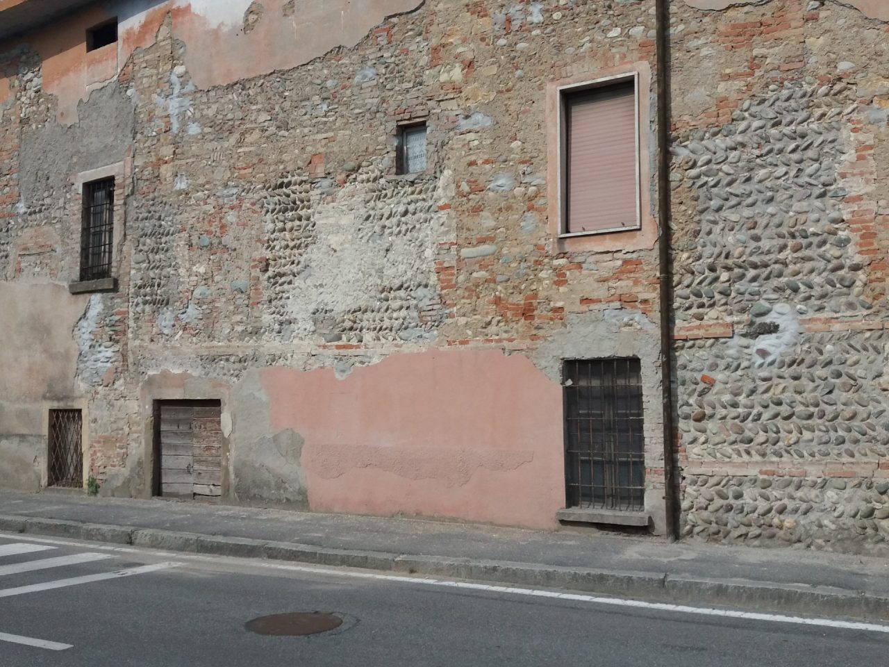 Cancellato affresco della santella in via Vittorio Veneto
