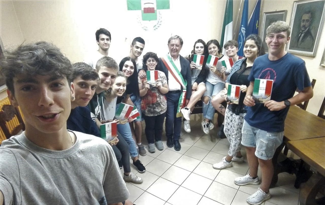 Sindaco dona Costituzione ai diciottenni di Pianengo