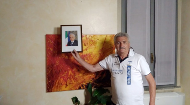 Trescore Cremasco, pace fatta fra Barbati e la foto di Mattarella