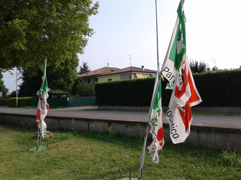 Bandiere tagliate alla festa dell’Unità