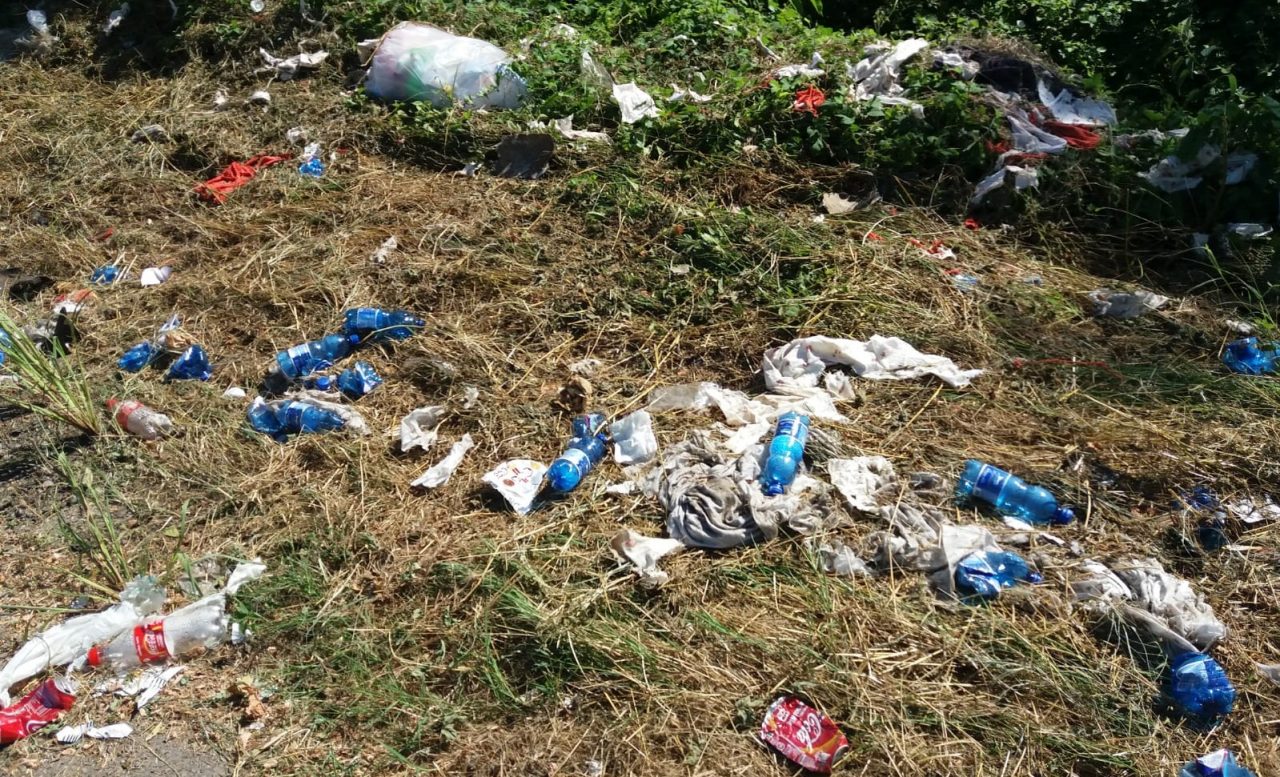 Fara d’Adda, dopo il taglio dell’erba spuntano rifiuti FOTO