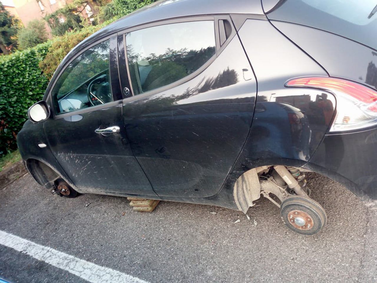 Ladri di ruote in azione a Calvenzano