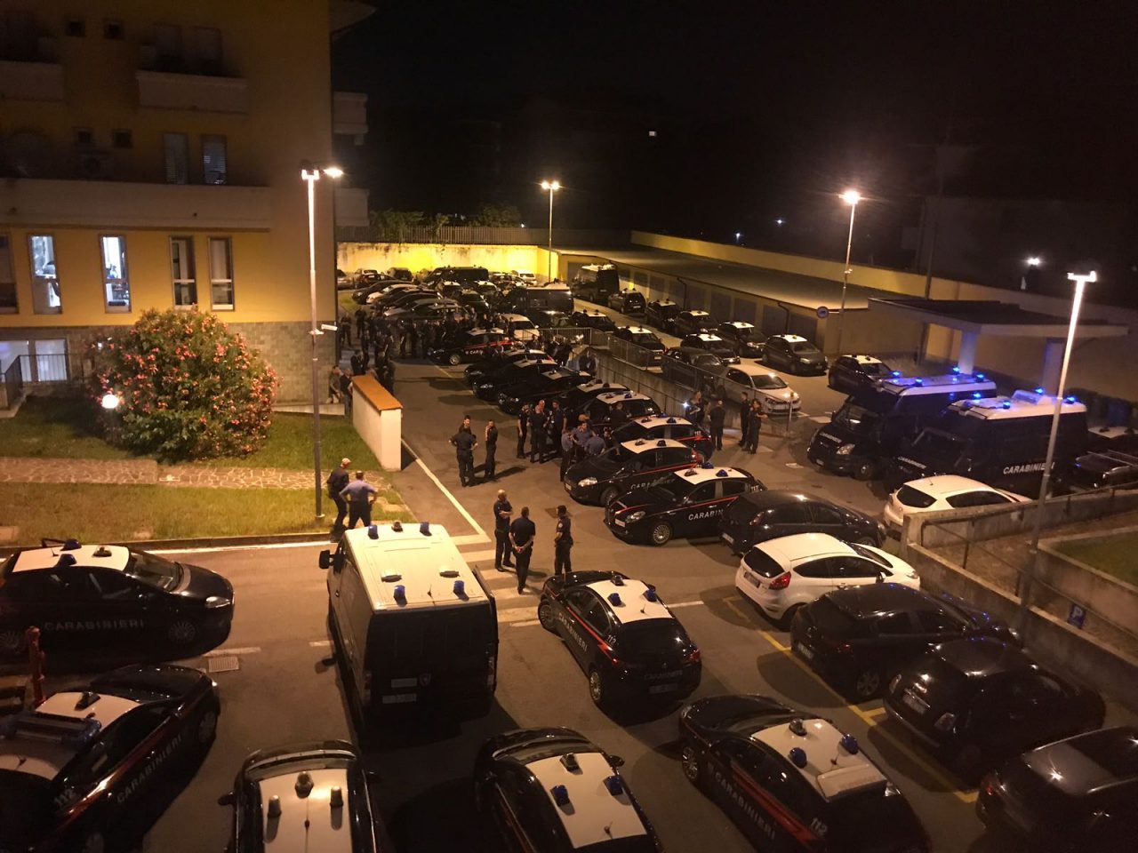Maxi blitz a Zingonia nella notte, clandestini e droga nelle Torri FOTO VIDEO