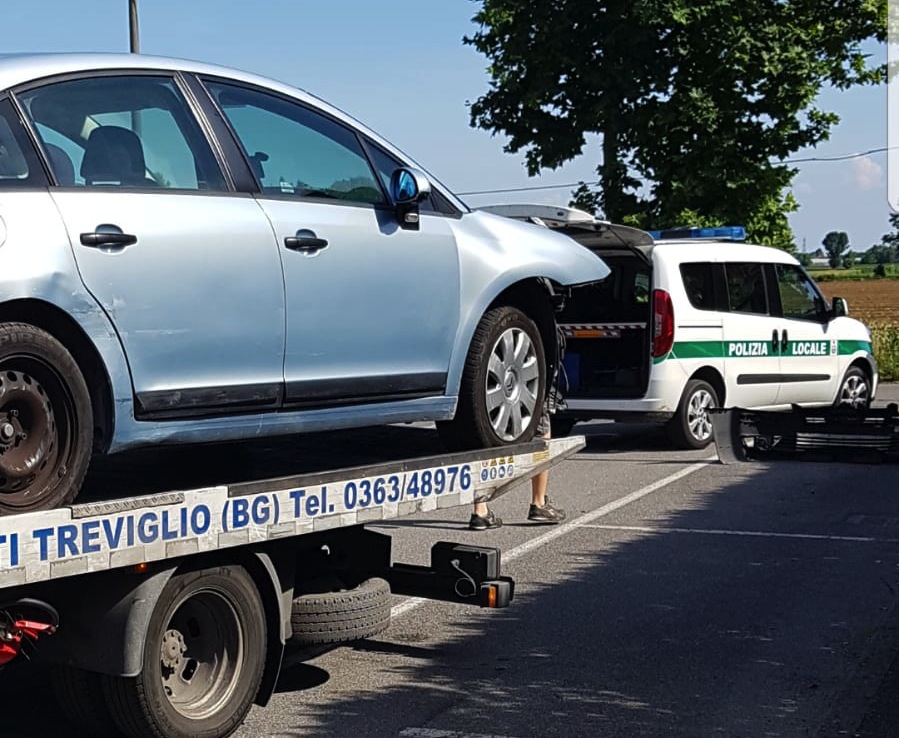 Causa un doppio incidente, ma perde la targa per strada