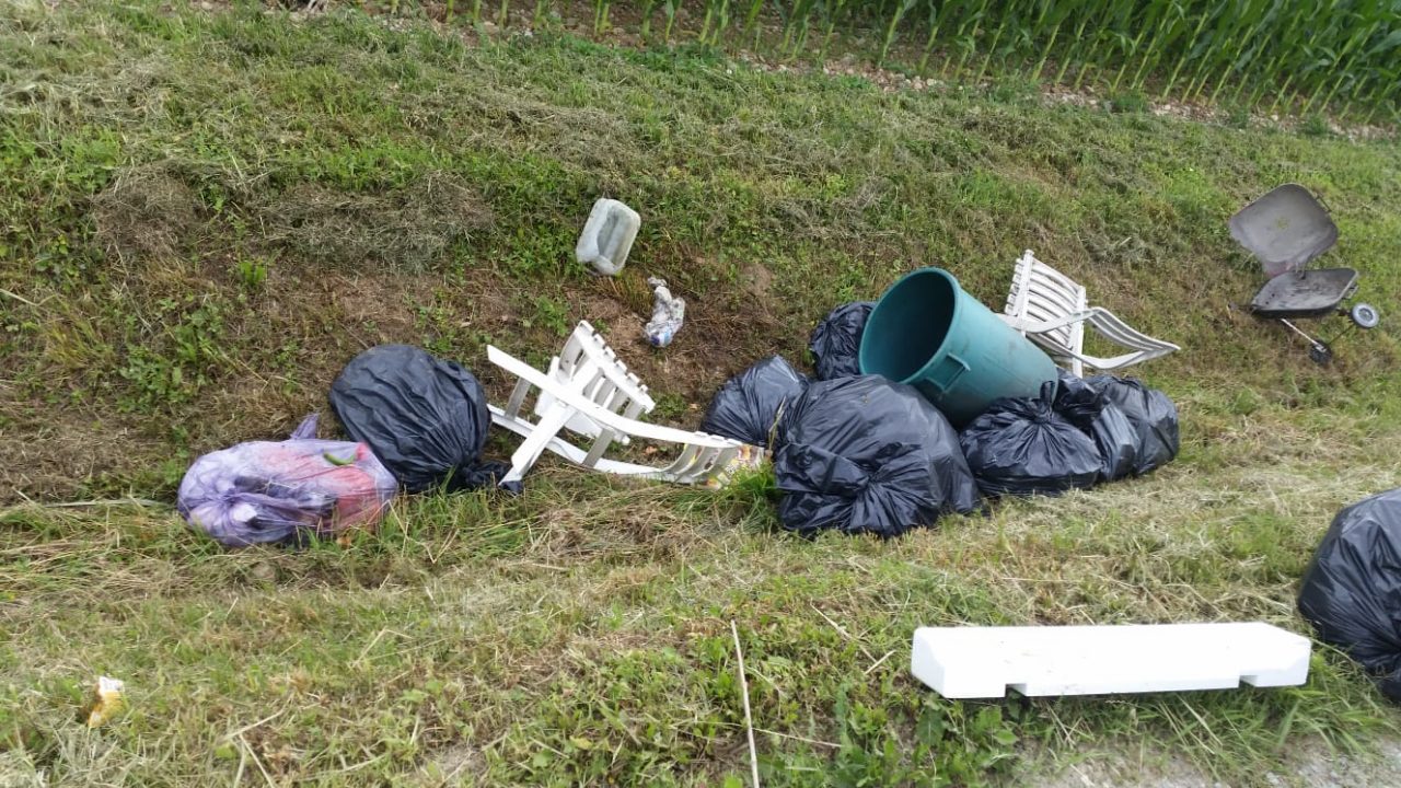 Rifiuti abbandonati in campagna, si cerca il colpevole FOTO