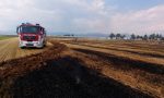 Brucia un campo, pompieri al lavoro a Cividate