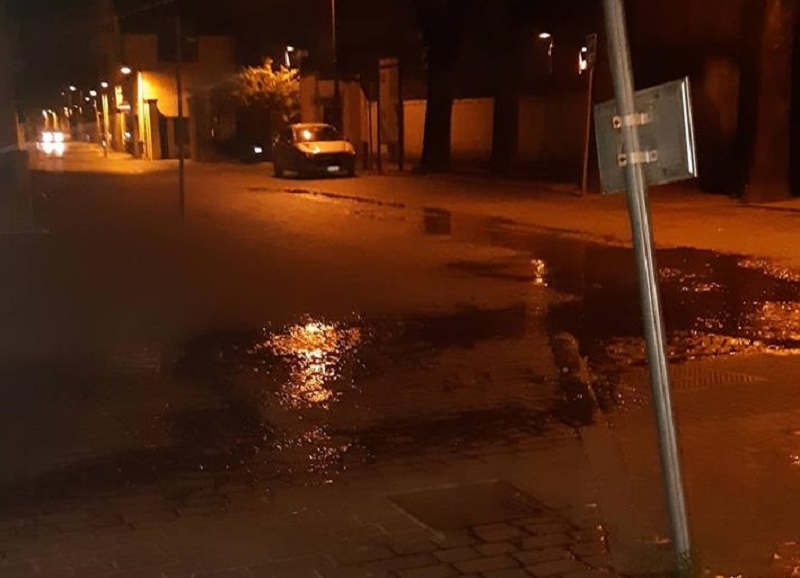 Strada allagata davanti al Comune, la colpa è dell’irrigatore