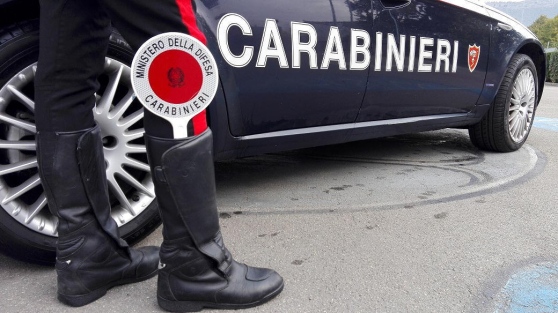 Giravano su un’auto rubata, scoperti fuggono nei campi