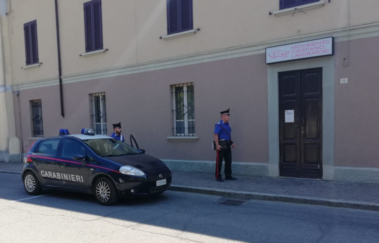 Madre ubriaca con i figli tenta il furto al circolo, denunciata