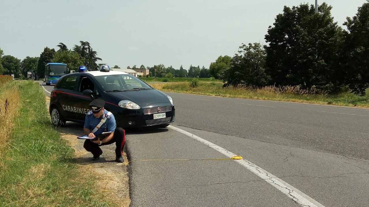 Pirata investe ciclista e fugge: denunciata una 52enne