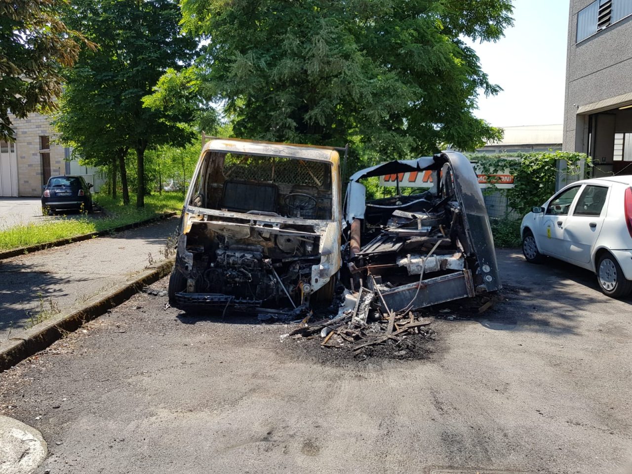 Incendio doloso, brucia un carro funebre storico FOTO