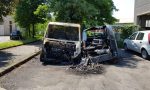 Incendio doloso, brucia un carro funebre storico FOTO