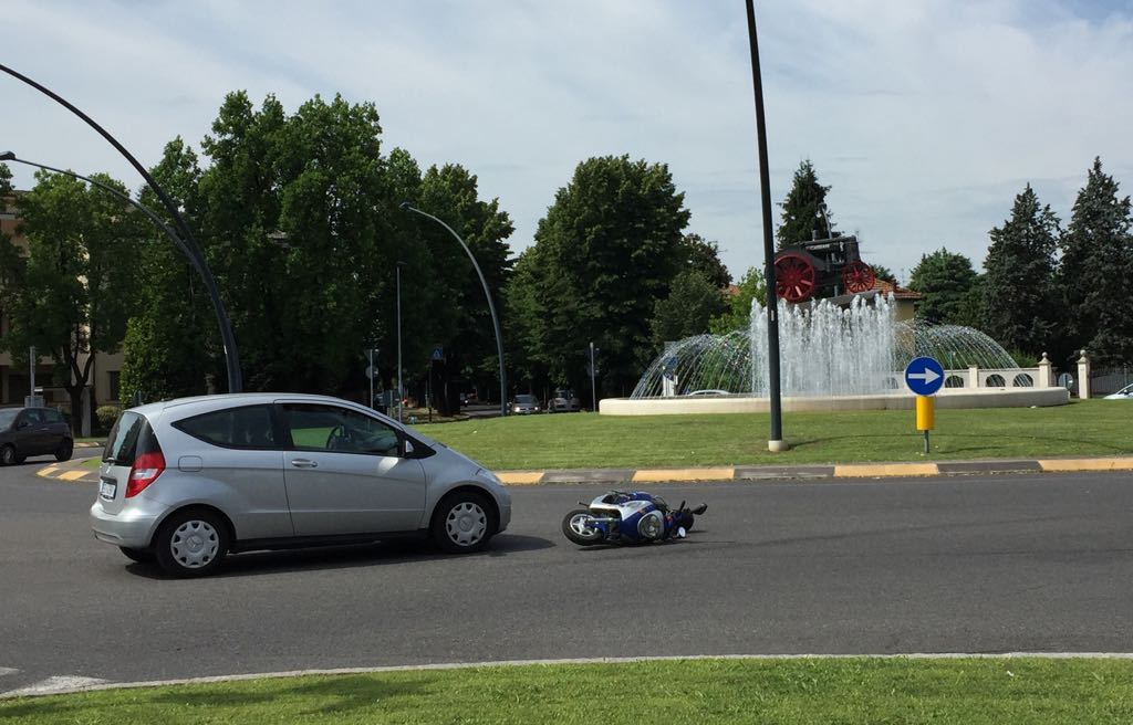 Incidente alla rotonda del trattore: coinvolto un 48enne a bordo di una moto