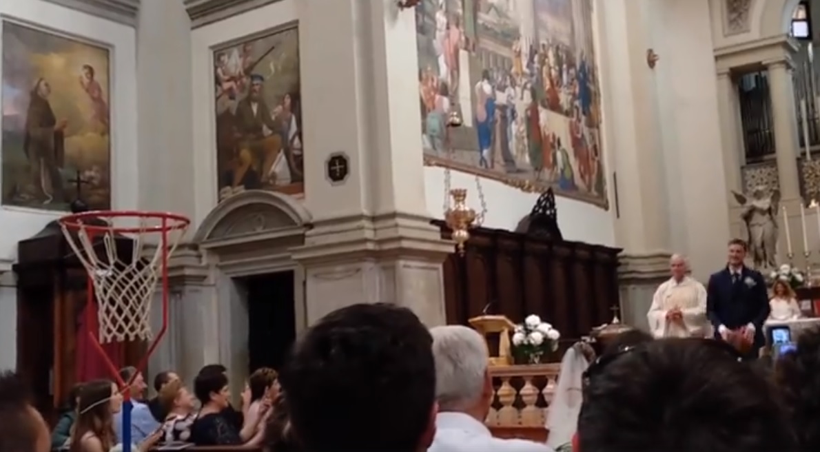 Sull’altare dice “sì” e va a canestro VIDEO