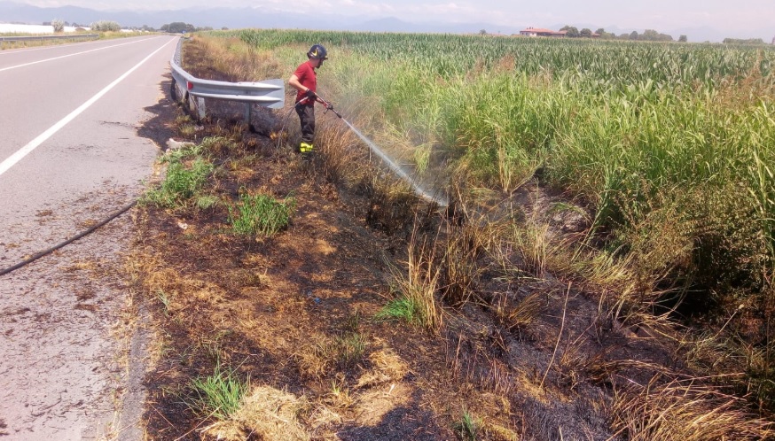 Morengo incendio di sterpaglie in un campo