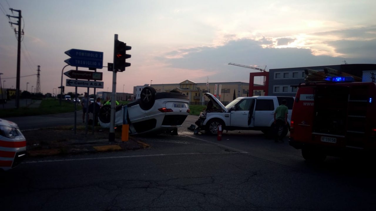 Auto si ribalta sulla Francesca, paura per una donna FOTO