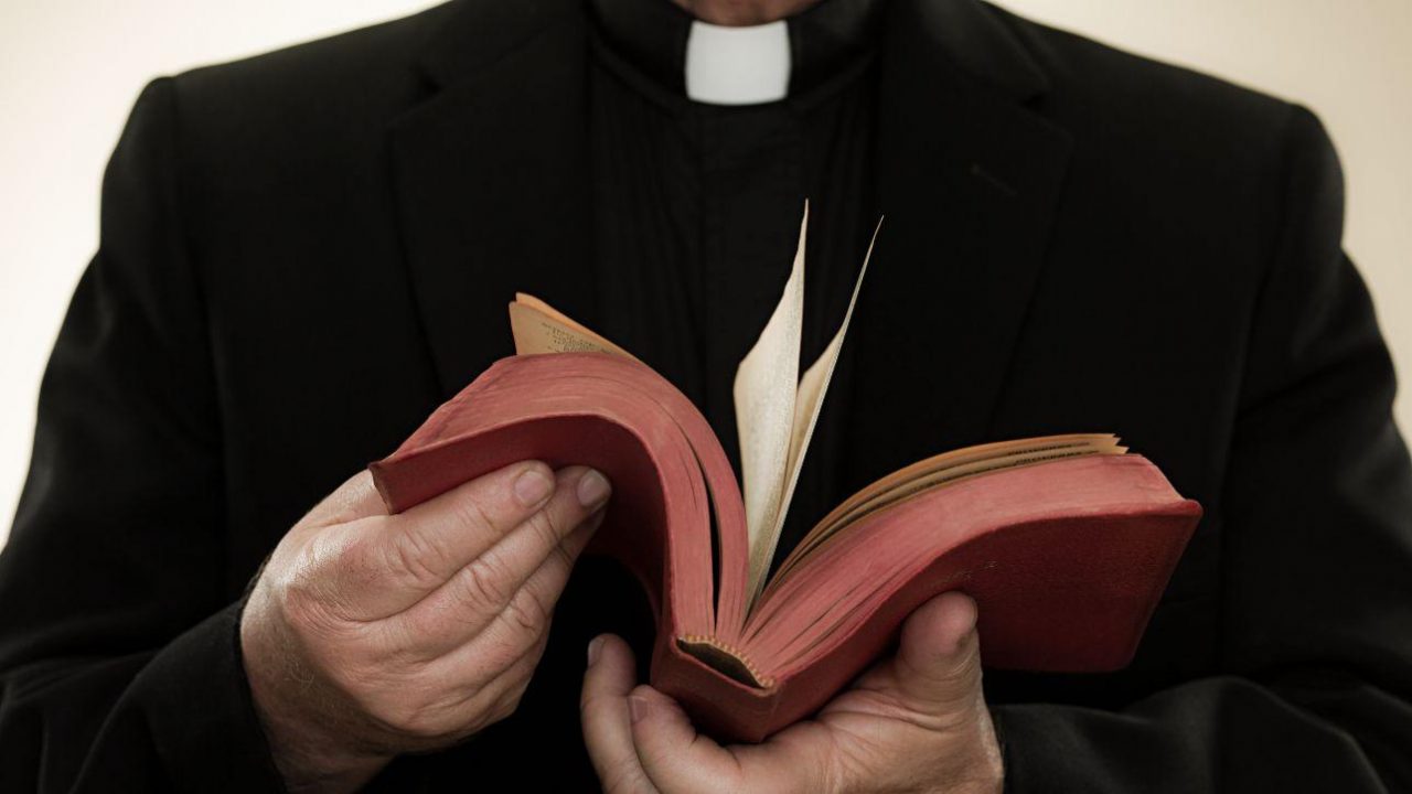 Due sacerdoti vittime del giro di ricatti a sfondo sessuale in Brianza e Val Brembana