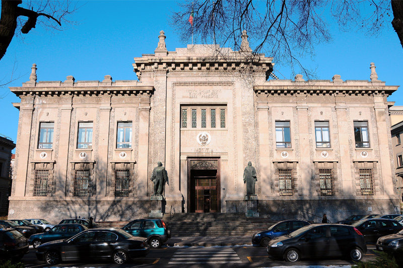 Atti sessuali con uno studente, prof ai domiciliari