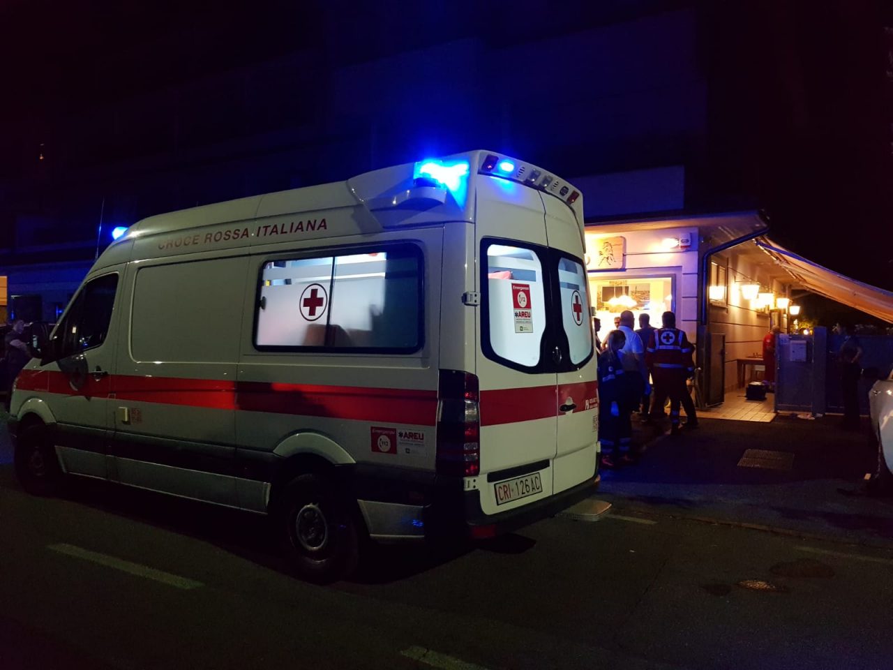 Rissa in famiglia al ristorante, tre feriti
