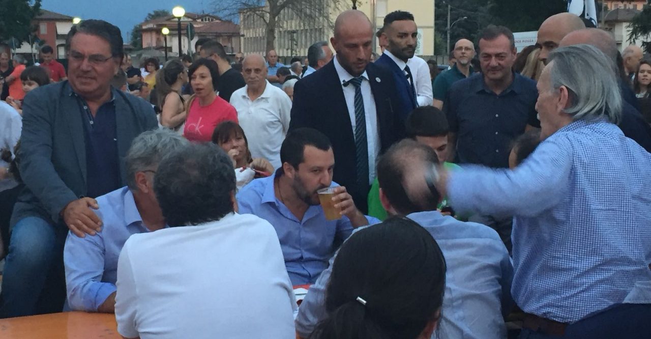 Matteo Salvini a Caravaggio, il Ministro arriva in anticipo e cena con i sostenitori: grigliata e birra VIDEO FOTO