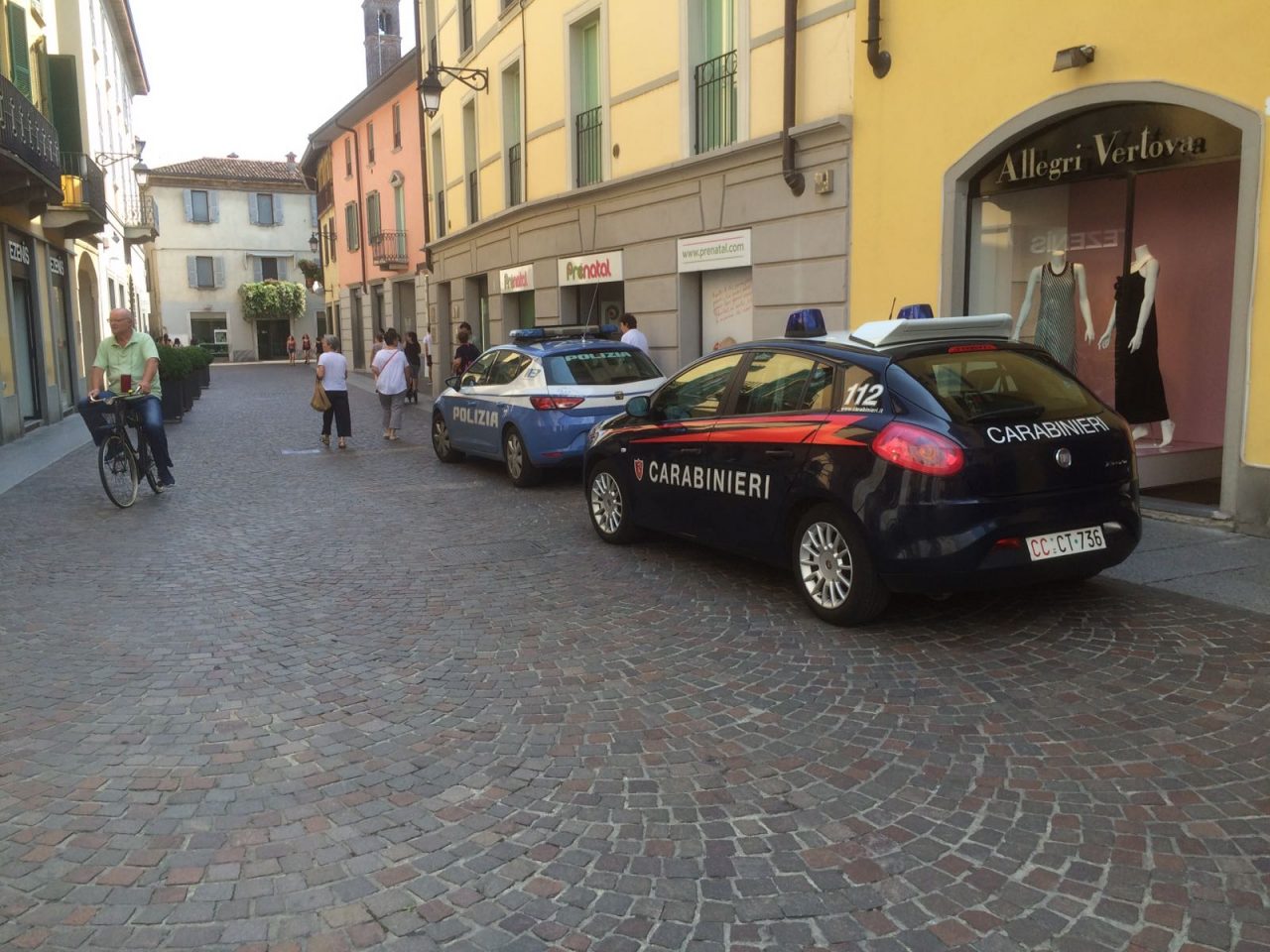 Furto di vestiti in un negozio di via Roma, denunciata ragazzina