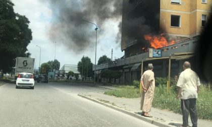 Incendio Zingonia, brucia una delle torri FOTO VIDEO