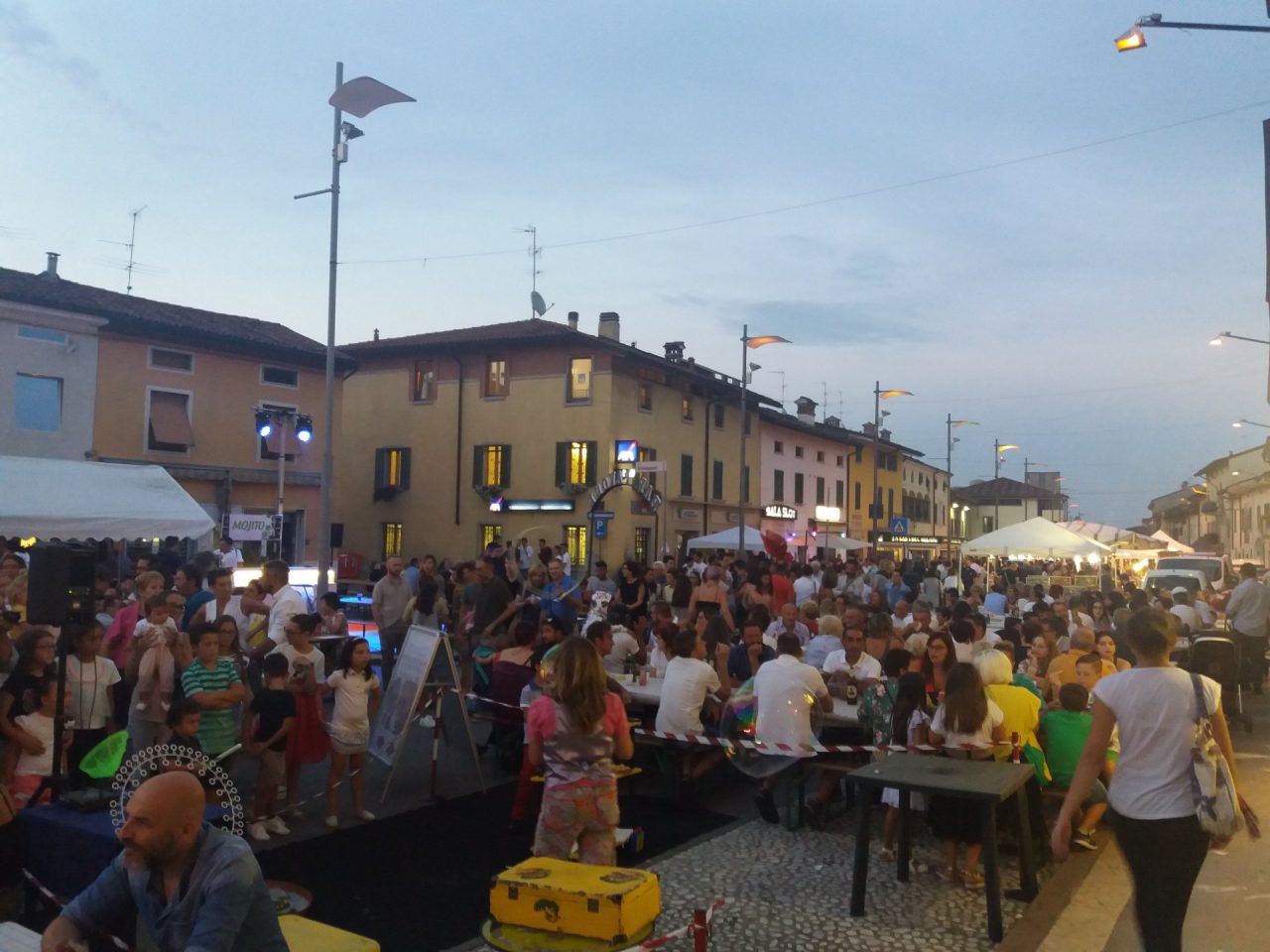 Notte bianca a Calcio è boom di presenze FOTO e VIDEO