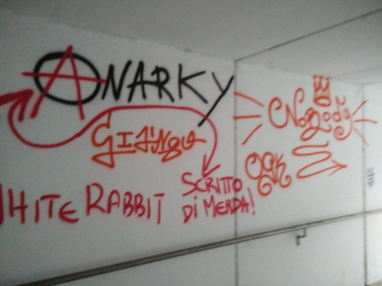 Sottopasso imbrattato dai vandali con scritte, fosse almeno arte
