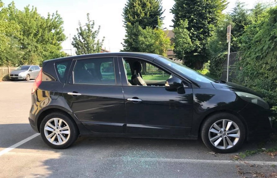 Atto vandalico contro auto in stazione e biglietto minatorio