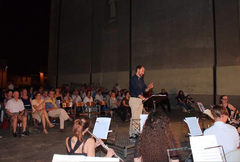 Il maestro non vuole più dirigere, prende il suo posto il consigliere comunale