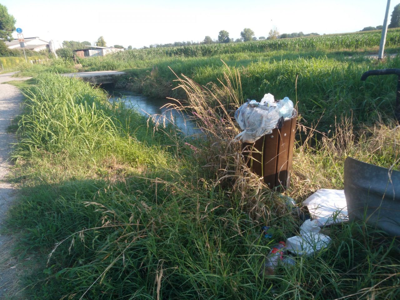Ciclabile per Gattolino in balia di degrado, immondizia e nutrie