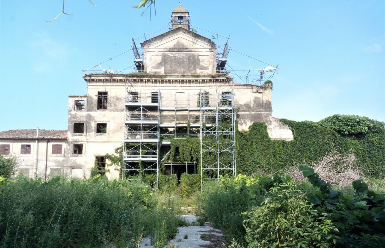 Villa Obizza sta crollando, ormai resta solo la demolizione