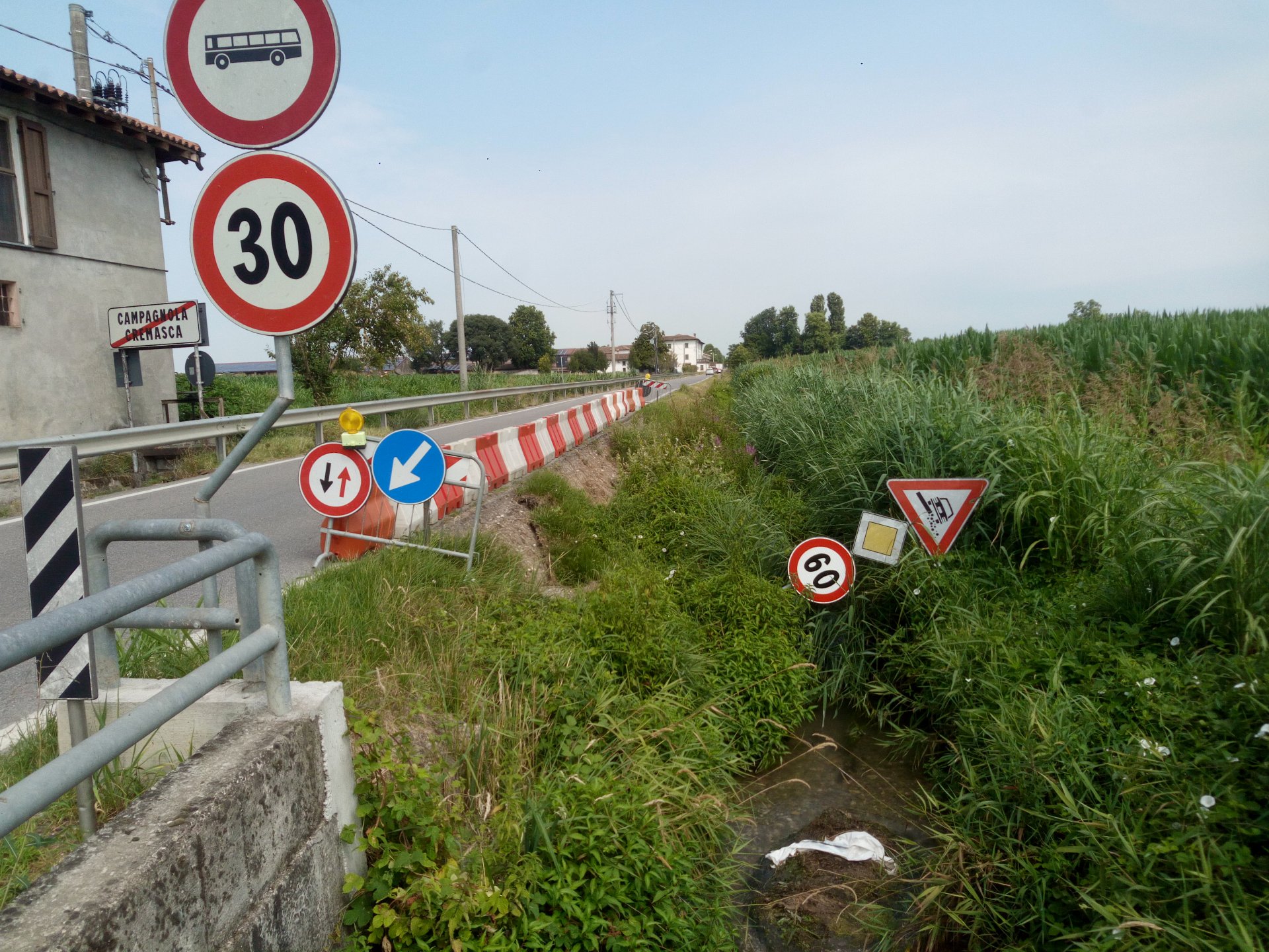 Cede La Banchina Senso Unico Alternato In Entrata A Campagnola Prima Treviglio