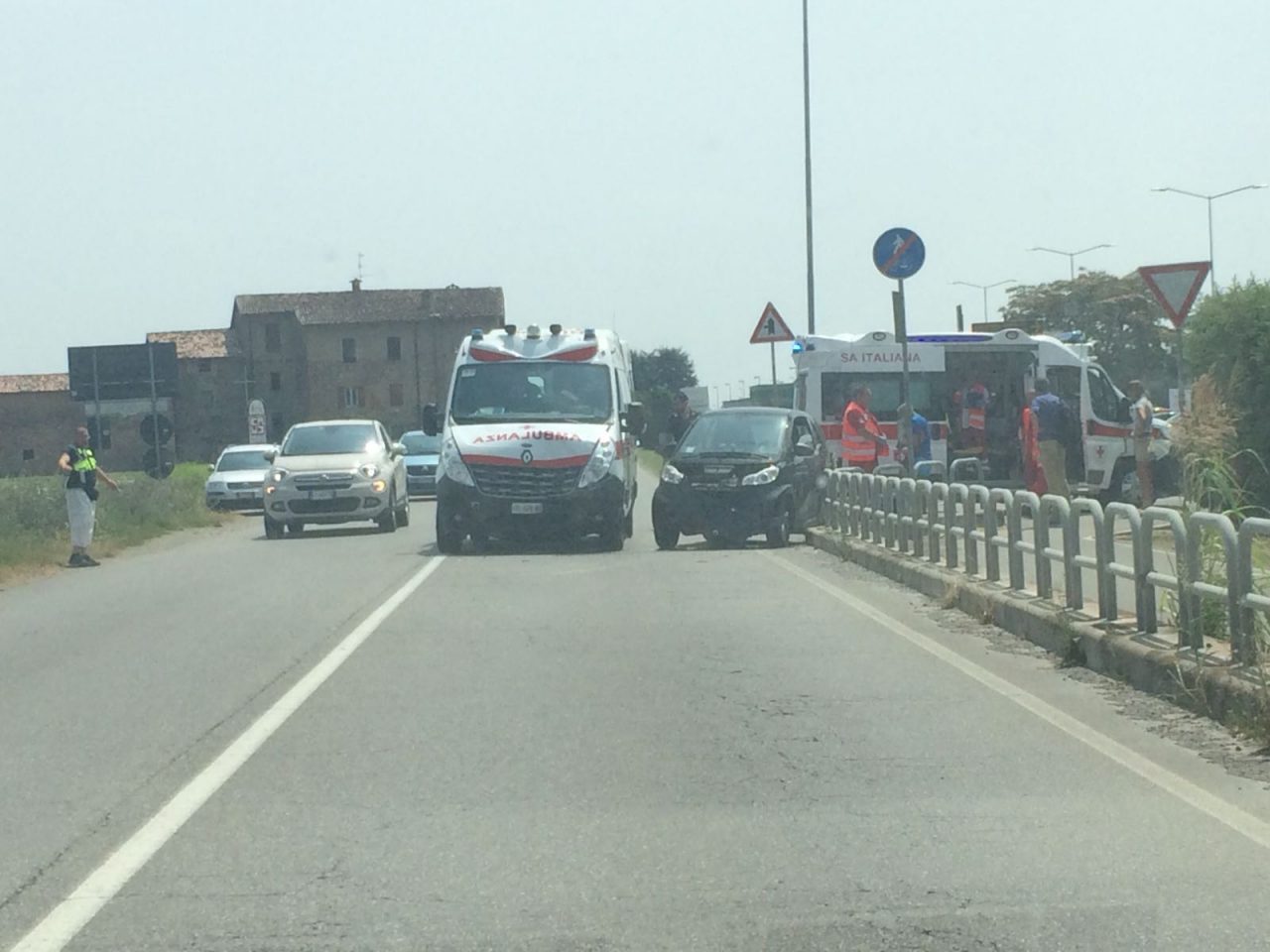 Si scontra contro un’ambulanza e finisce in ospedale