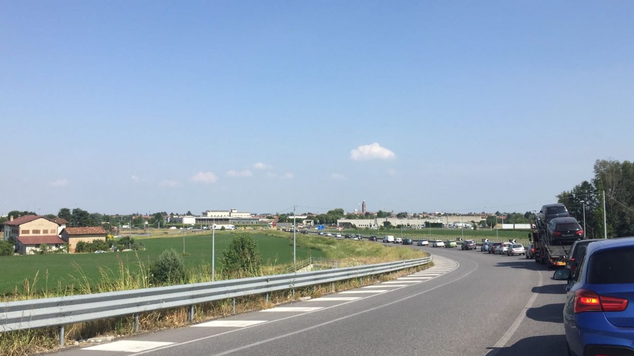 Incidente su Brebemi autobotte in fiamme traffico in tilt FOTO