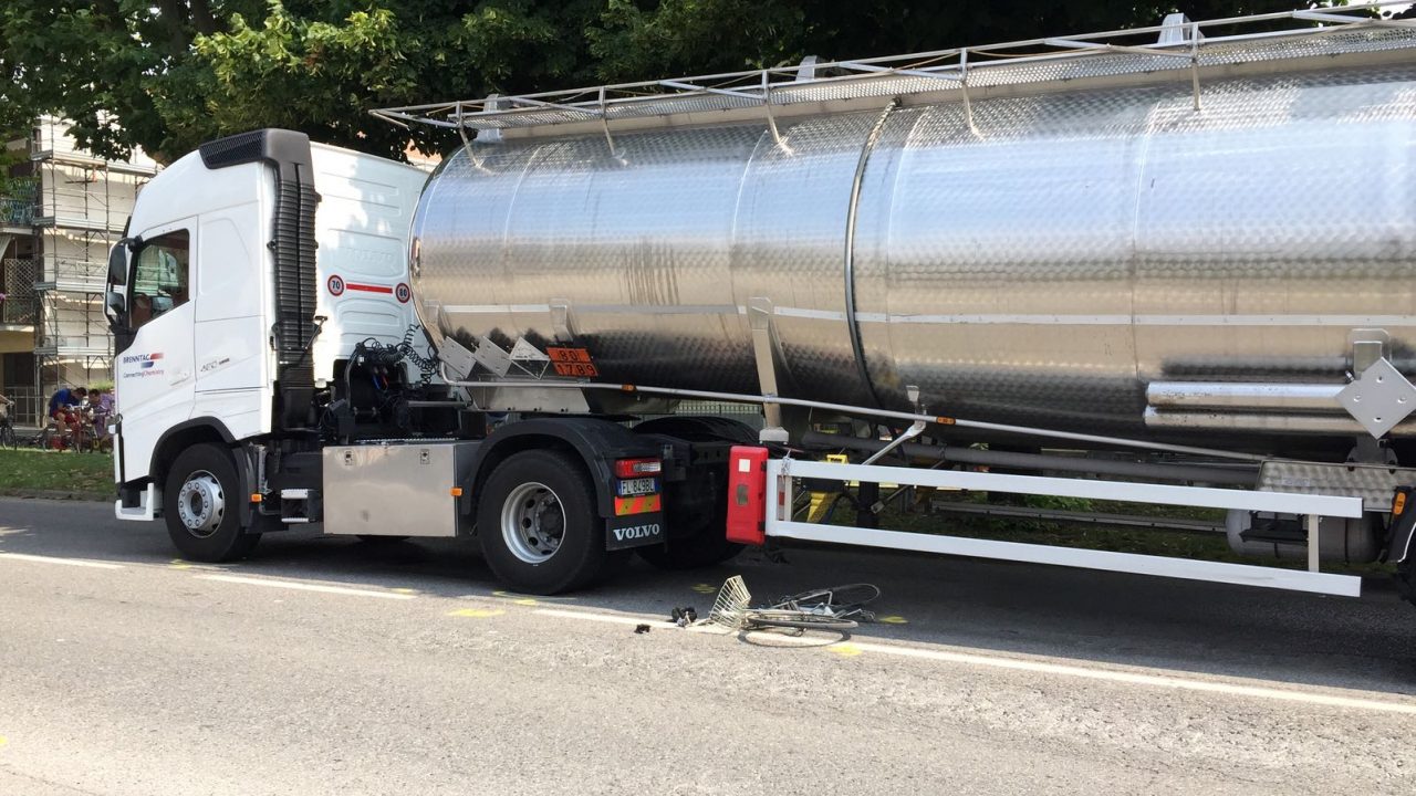 Anziano ciclista investito da autobotte  a Cologno, è gravissimo