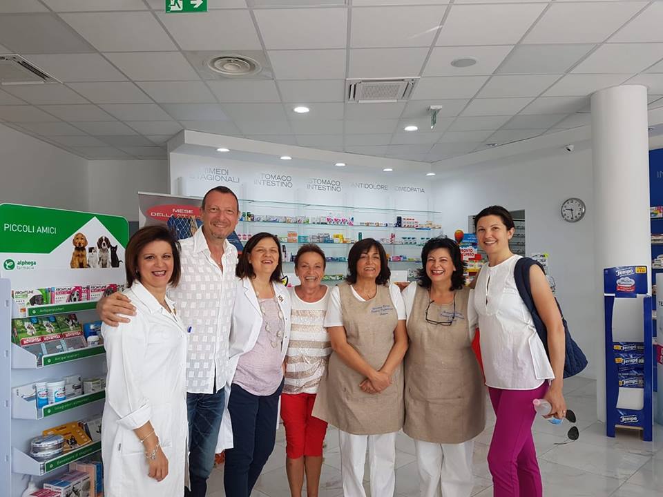 Amadeus a Zingonia, foto e sorrisi in farmacia