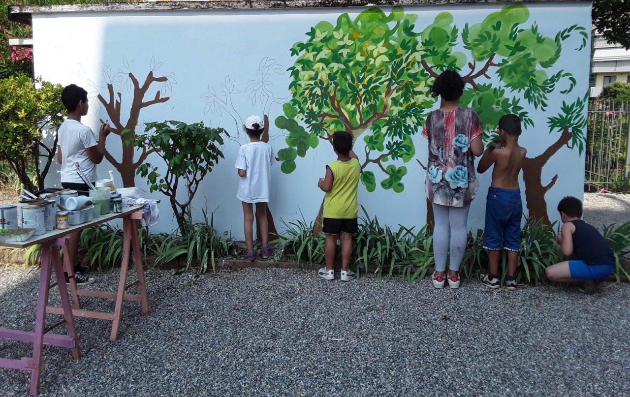 In via XX Settembre i bambini dipingono… un bosco FOTO