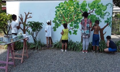 In via XX Settembre i bambini dipingono... un bosco FOTO