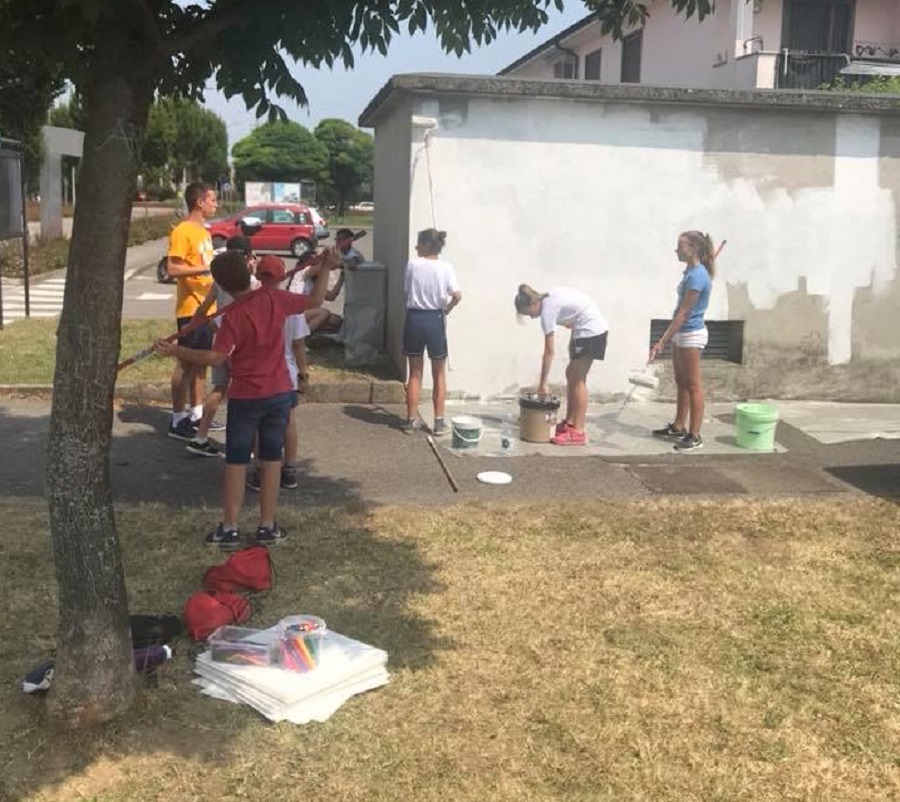 Cre, i ragazzi rifanno il look al paese FOTO