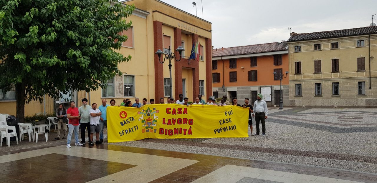 Residenti stranieri in piazza contro il sindaco leghista