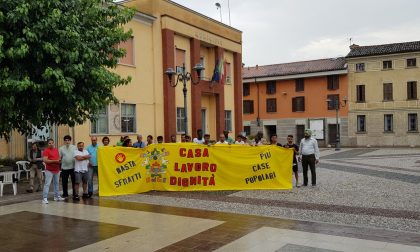 Residenti stranieri in piazza contro il sindaco leghista