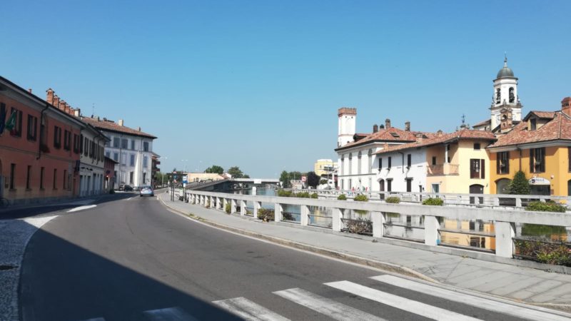 Cade nei Navigli in bici, gravissimo un uomo
