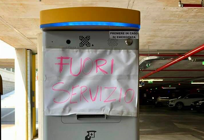 Parcheggio piazza Setti, il parcometro è già fuori servizio