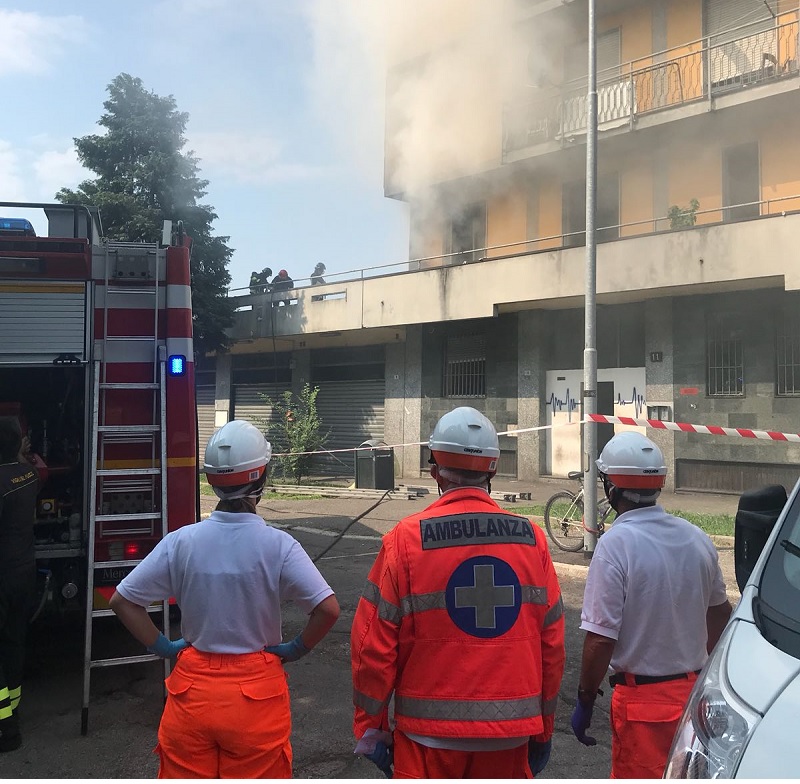 Incendio alle Torri di Zingonia, bruciano i rifiuti abbandonati
