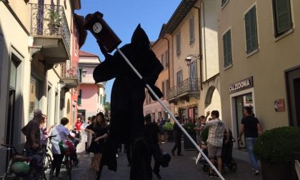 Uno strano funerale sui trampoli in centro a Treviglio VIDEO